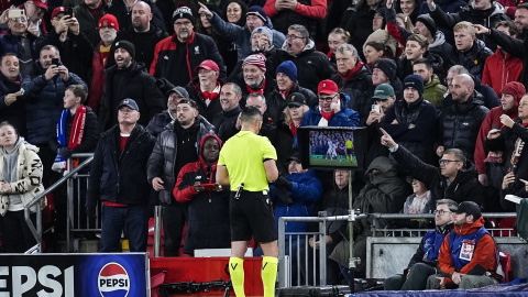 Partido de Champions League Imagen de archivo de un árbitro durante un partido de la UEFA Champions League.