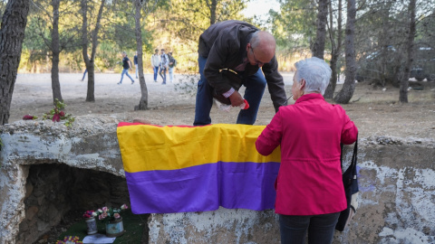 Dos personas ponen una bandera republicana en Paterna (València) donde fueron fusiladas aproximadamente 2.238 personas. Dos personas ponen una bandera republicana en Paterna (València) donde fueron fusiladas aproximadamente 2.238 personas.