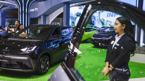 El stand del fabricante chino de coches eléctricos BYD, en la feria del automóvil de Yakarta (Indonesia). El stand del fabricante chino de coches eléctricos BYD, en la feria del automóvil de Yakarta (Indonesia).