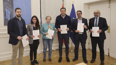 El ministro de Transportes, Óscar Puente (3d), firma este lunes junto a CCOO, UGT y el sindicato de maquinistas Semaf, el acuerdo para desconvocar la huelga del ferrocarril. El ministro de Transportes, Óscar Puente (3d), firma este lunes junto a CCOO, UGT y el sindicato de maquinistas Semaf, el acuerdo para desconvocar la huelga del ferrocarril.