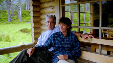 Ghislaine Maxwell y Jeffrey Epstein imagen en una imagen publicada por el Departamento de Justicia en Washington, D.C. Ghislaine Maxwell y Jeffrey Epstein imagen en una imagen publicada por el Departamento de Justicia en Washington, D.C.