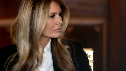 3b4b706105486e312afc115c593623e0afb63ecc WASHINGTON (United States), 04/02/2026.- US First Lady Melania Trump looks on during a meeting with Keith Siegel, a freed US-Israeli hostage, and his wife Aviva Siegel in the Blue Room of the White House in Washington, DC, USA, 04 February 2026. Keith Siegel was freed in February 2025, after 484 days in Hamas captivity, and his wife Aviva Siegel was released in November 2023. EFE/EPA/STEFANI REYNOLDS / POOL