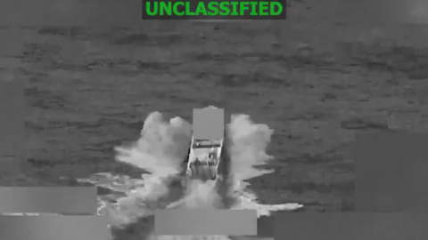 886ce3f6e0b38f4feb1bbd94abfa9442ab2860bd Captura de un video difundido en la cuenta en X @Southcom del Comando Sur de las fuerzas armadas estadounidenses de un buque supuestamente operado por organizaciones del narcotráfico en aguas internacionales del Pacífico, cerca de Colombia. EFE/ @southcom /SOLO USO EDITORIAL/ SOLO DISPONIBLE PARA ILUSTRAR LA NOTICIA QUE ACOMPAÑA (CRÉDITO OBLIGATORIO)