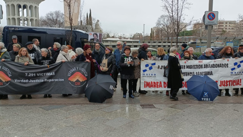 WhatsApp Image 2026-02-10 at 15.49.37 Las familias de las víctimas de los 'protocolos de la vergüenza' aguardan a las puertas del Juzgado de Instrucción número 37 de Madrid, a 10 de febrero de 2026.