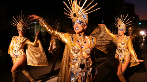 Pla obert de les participants d'una de les comparses que ha desfilat per la rua de lluïment del Carnaval de Tarragona