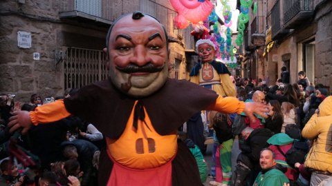 Els gegants bojos desfilant durant el Carnaval de Solsona