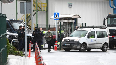 Efectivos de la Policía Nacional este mediodía en la sede de Sidenor de Basauri para recabar información en relación a la investigación por la venta de acero a Israel. Efectivos de la Policía Nacional este mediodía en la sede de Sidenor de Basauri para recabar información en relación a la investigación por la venta de acero a Israel.