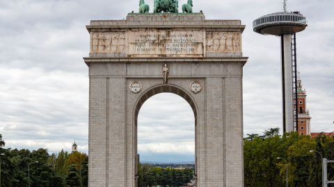 Imagen de archivo del Arco, con algunas pintadas denunciando su origen franquista Imagen de archivo del Arco, con algunas pintadas denunciando su origen franquista
