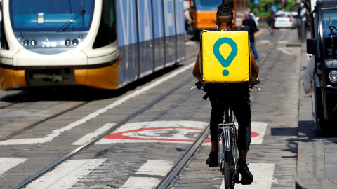 Un repartido de Glovo por las calles de Milán, Italia. Un repartido de Glovo por las calles de Milán, Italia.