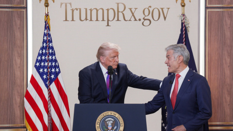 El presidente de EEUU, Donald Trump, y Mehmet Oz, administrador de los Centros de Servicios de Medicare y Medicaid. El presidente de EEUU, Donald Trump, y Mehmet Oz, administrador de los Centros de Servicios de Medicare y Medicaid.