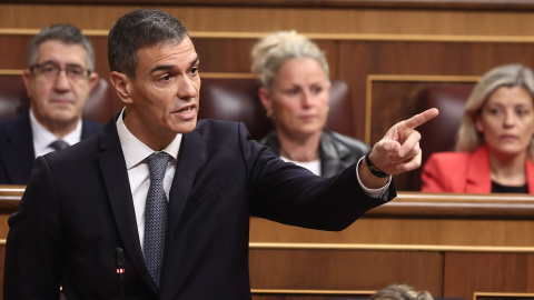 Directo | PEDRO SÁNCHEZ comparece en el Congreso para dar cuentas del accidente de trenes en ADAMUZ Pedro Sánchez comparece en el Congreso para dar explicaciones del accidente de trenes en Adamuz y abordar la situación del servicio ferroviario. El presidente del Gobierno también da cuenta de la posición de España en los distintos encuentros y foros internacionales.
Hace 18 años nacimos con un compromiso: hacer un periodismo útil para la sociedad. Solo podemos continuar con esta labor si contamos con el apoyo de personas como tú.
Únete a la comunidad de Público. 18 años no son nada… cuando nos queda tanto por contar. Periodismo incómodo para tiempos difíciles. https://bit.ly/3VylhmD
Periodismo, investigación y compromiso para construir un mundo más igualitario.
¡Suscríbete ya a nuestro canal!: https://bit.ly/2U8nM0q
Visita: https://www.publico.es
Síguenos en Facebook: https://www.facebook.com/diario.publico/
Síguenos en Twitter: https://twitter.com/publico_es
Síguenos en Instagram: https://www.instagram.com/publico.es
Síguenos en TikTok: https://www.tiktok.com/@publico_es
Síguenos en Bluesky: https://bsky.app/profile/publico.es