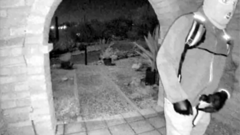 1dc0400712f5c29585dfdc750f338e97066dfade Fotografía tomada de la cuenta oficial de la red social X @FBIDirectorKash del director del FBI, Kash Patel, que muestra al posible sospechoso de la desaparición de Nancy Guthrie, la madre de la periodista de NBC Savannah Guthrie, en Tucson, Arizona (Estados Unidos)