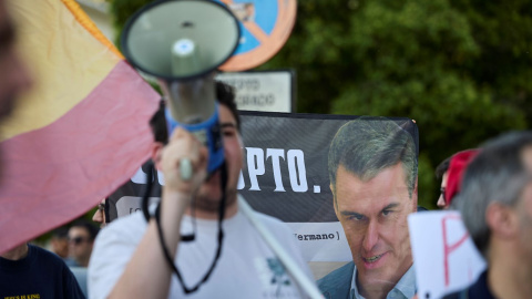 Una pancarta de Hazte Oír con una imagen de Pedro Sánchez durante una concentración de ultraderecha en Madrid, en una foto de archivo.