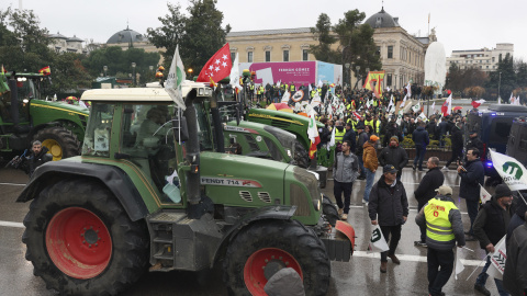Tractorada en Madrid Agricultores a su llegada a la Plaza de Colón durante la tractorada.