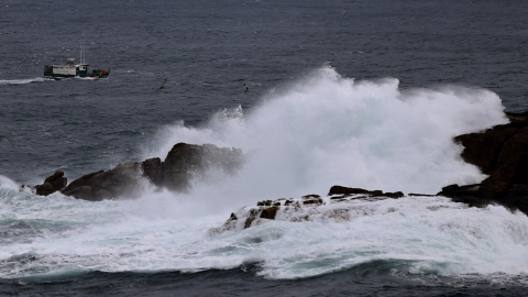 3f7a08b161e14e0ea64da14f7202c34a13d5b710 Un barco regresa al puerto de A Coruña con las olas rompiendo contra la costa en una jornada en la que Galicia despide a Marta y recibe a Nils. Calabar /