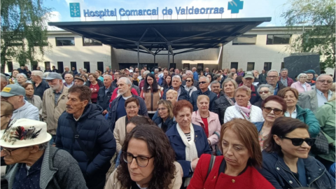 Imagen de una concentración en defensa de la sanidad pública frente al hospital comarcal de Valdeorras, en O Barco (Ourense).