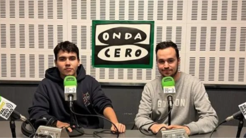 Antón García Gonçalves (i) y Agustín González Alonso, director y productor del documental 'Saúde'.