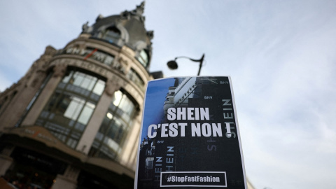 Un cartel contra Shein en una reciente protesta en París.