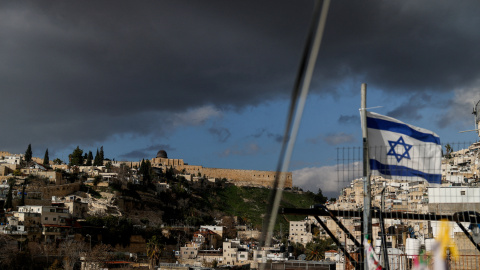 Una bandera israelí ondea en Silwan, en Jerusalén Este. Una bandera israelí ondea en Silwan, en Jerusalén Este.