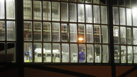 Un trabajador de una fábrica de cerámica en Cervo (Lugo), en una foto de archivo. Un trabajador de una fábrica de cerámica en Cervo (Lugo), en una foto de archivo.