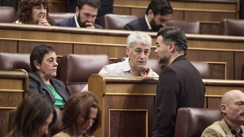 Mertxe Aizpurua, Oskar Matute y Gabriel Rufián, conversando durante una sesión plenaria en el Congreso de los Diputados.
