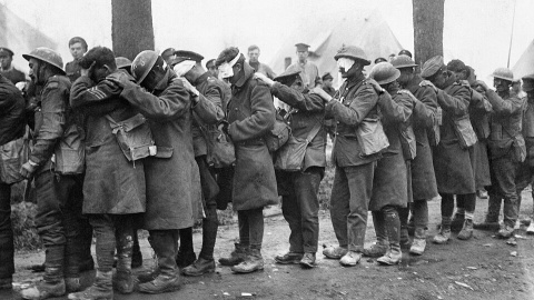 Soldados británicos de la 55.ª División (West Lancashire) cegados por gas lacrimógeno esperan recibir atención médica en Francia (10.04.1918)