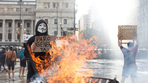 protesta_argentina Protesta este pasado miércoles a las puertas del Senado de Arentina contra la reforma laboral que impulsa el Gobierno de Javier Milei.