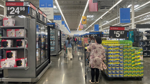 Consumidores estadounidenses en un hipermercado de la cadena Walmart, en Secaucus (Nueva Jersey, EEUU), en una imagen de archivo.