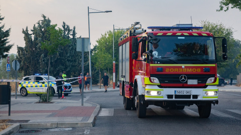 Imágen de archivo de un camión de bomberos dirigiéndose a la zona afectada por un incendio. Imágen de archivo de un camión de bomberos dirigiéndose a la zona afectada por un incendio.