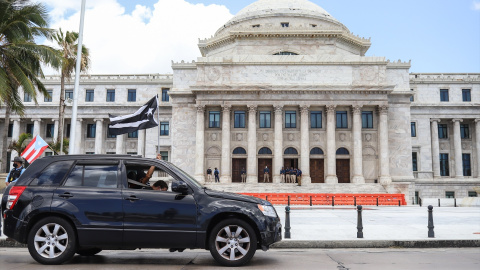 Imágen de archivo protestantes ondean una bandera de Puerto Rico frente al capitolio, Imágen de archivo protestantes ondean una bandera de Puerto Rico frente al capitolio,
