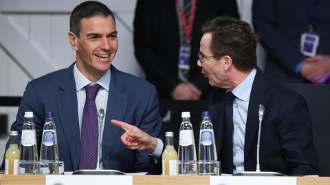 b6aab58e85f7f0a2dec402b7ebf119f98711d9a0w Pedro Sánchez conversa con el sueco Ulf Kristersson.