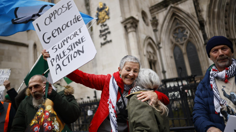 Manifestantes frente a los Tribunales Reales de Justicia, celebrando la victoria de Palestine Action en un recurso judicial contra la decisión de proscribir al grupo bajo la legislación antiterrorista, en Londres, Reino Unido. Manifestantes frente a los Tribunales Reales de Justicia, celebrando la victoria de Palestine Action en un recurso judicial contra la decisión de proscribir al grupo bajo la legislación antiterrorista, en Londres, Reino Unido.