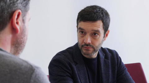 El ministro de Derechos Sociales, Pablo Bustinduy, reiteró este viernes que tiene intención de sacar adelante el impuesto a los ultrarricos, conocido como la 'tasa Zucman', como modo de financiar la propuesta de una prestación universal por la crianza y otras medidas sociales. Pie: El ministro español de Derechos Sociales, Pablo Bustinduy, se reúne este viernes en París con el economista francés y presidente del Observatorio Fiscal Internacional (OIT), Gabriel Zucman, para discutir sobre fiscalidad. EFE/Edgar Sapiña Manchado