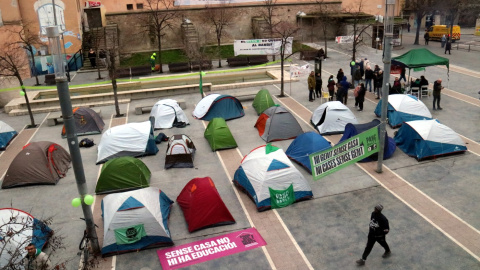 Acampada recent a la plaça Sant Domènec de Manresa impulsada per la PAHC en contra del desnonament d'un bloc.