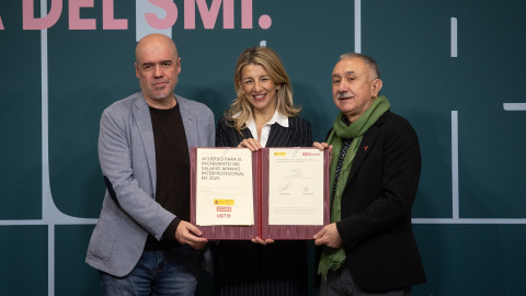 Acuerdo de subida del SMI Imagen de archivo de Yolanda Díaz junto a Unai Sordo y Pepe Álvarez, durante la firma del acuerdo de subida del SMI.