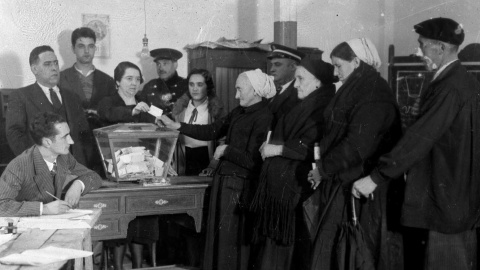Mujeres votando en 1933 tras la aprobación del sufragio femenino en la Segunda República.
