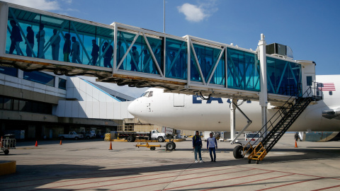 Migrantes venezolanos, a su llegada en un avión de Eastern Airlines desde EEUU, en el Aeropuerto Internacional Simón Bolívar, en Maiquetía (Venezuela).