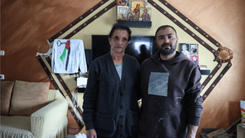 Najat Jadallah Emeid junto con su hijo, Eid Bassan en su casa en Birzeit. Najat Jadallah Emeid junto con su hijo, Eid Bassan en su casa en Birzeit.