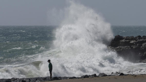 4399f0ef0f4c542fec46337c0845f1ff5b5b357fm Vista de las olas en playa Bastian en Teguise, Lanzarote, este domingo cuando lka Agencia Estatal de Meteorología (AEMET) mantiene activo este domingo el aviso amarillo por viento y fenómenos costeros. EFE/Adriel Perdomo