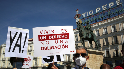 Foto de archivo de la concentración en favor de la ley de la eutanasia, organizada por la asociación Derecho a Morir Dignamente (DMD) en la Puerta del Sol, a 25 de junio de 2021, en Madrid.