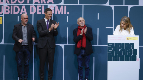 Pedro Sánchez, Yolanda Díaz, Unai Sordo y Pepe Álvarez durante la firma del acuerdo para subir el salario mínimo interprofesional (SMI) un 3,1 % en 2026.