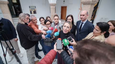 La presidenta extremeña en funciones, María Guardiola, ofrece declaraciones a los medios.