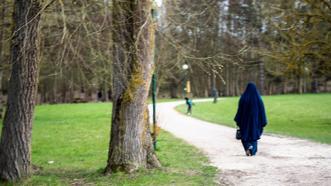 Imagen de archivo de una mujer que pasea por un parque en Francia.