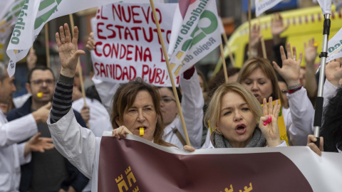 Centenares de médicos se han concentrado este lunes frente a la Consejería de Salud de Murcia en el primer día de huelga. Centenares de médicos se han concentrado este lunes frente a la Consejería de Salud de Murcia en el primer día de huelga.