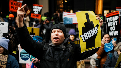 Manifestantes frente a la Torre Trump en el Día de los Presidentes en la ciudad de Nueva York, EEUU