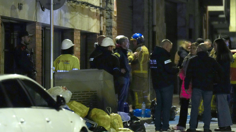 Vista de la entrada del edificio en el que cinco personas han muerto y otras cuatro han resultado heridas de carácter leve en un incendio registrado en un bloque de pisos en la localidad barcelonesa de Manlleu. Vista de la entrada del edificio en el que cinco personas han muerto y otras cuatro han resultado heridas de carácter leve en un incendio registrado en un bloque de pisos en la localidad barcelonesa de Manlleu.