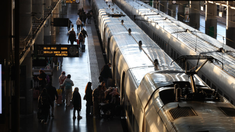 Varios pasajeros se suben a tren AVE con destino a Sevilla en la estación de Atocha tras el restablecimiento del servicio entre Madrid y Andalucía. Varios pasajeros se suben a tren AVE con destino a Sevilla en la estación de Atocha tras el restablecimiento del servicio entre Madrid y Andalucía.