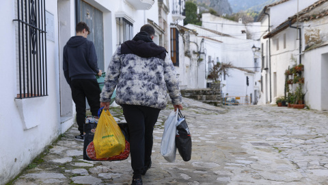 Un primer grupo de vecinos desalojados por el temporal en Grazalema (Cádiz) ha podido volver a sus hogares a partir de este lunes. Un primer grupo de vecinos desalojados por el temporal en Grazalema (Cádiz) ha podido volver a sus hogares a partir de este lunes.