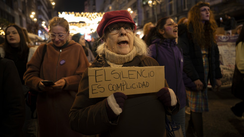 Decenas de manifestantes durante una concentración por el día de la Eliminación de la violencia contra las Mujeres.