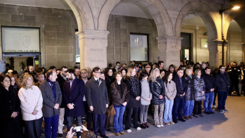 Minut de silenci a l'Ajuntament de Manlleu per la mort de cinc joves en un incendi d'un traster.